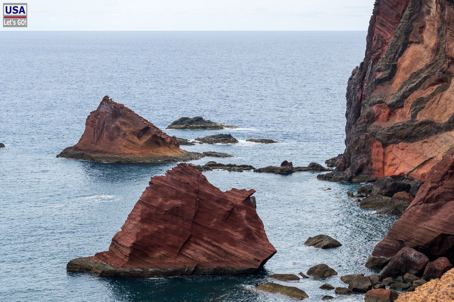 Rote Felsbrocken im Meer