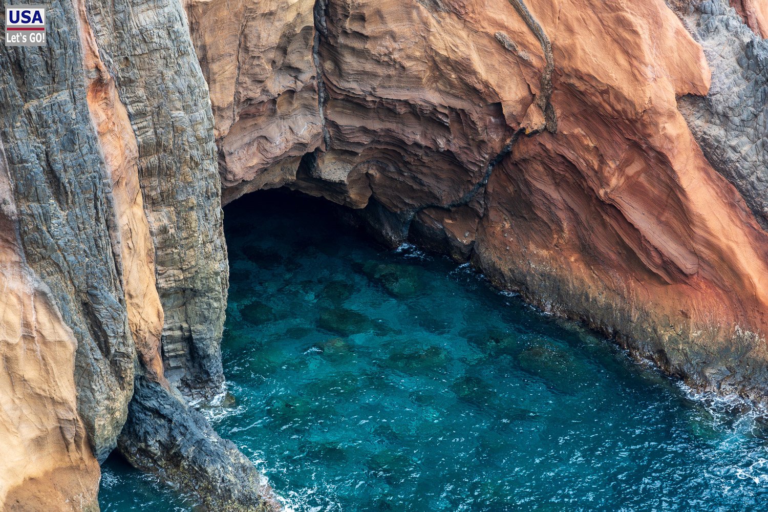 Grotte mit türkisfarbenem Wasser