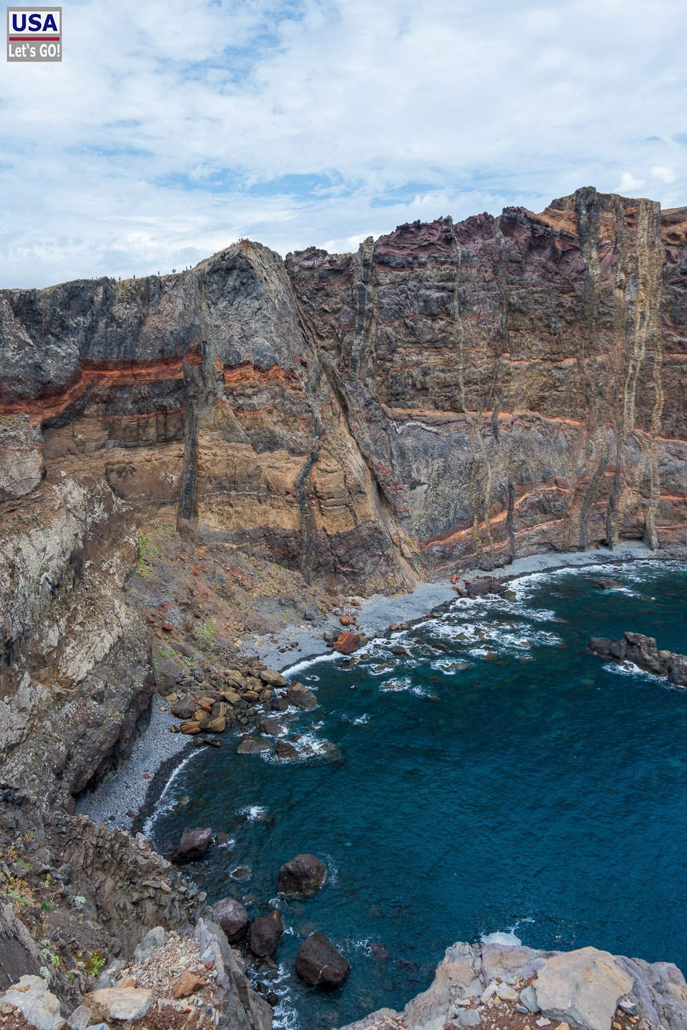 Steile Schlucht hinunter zum Meer