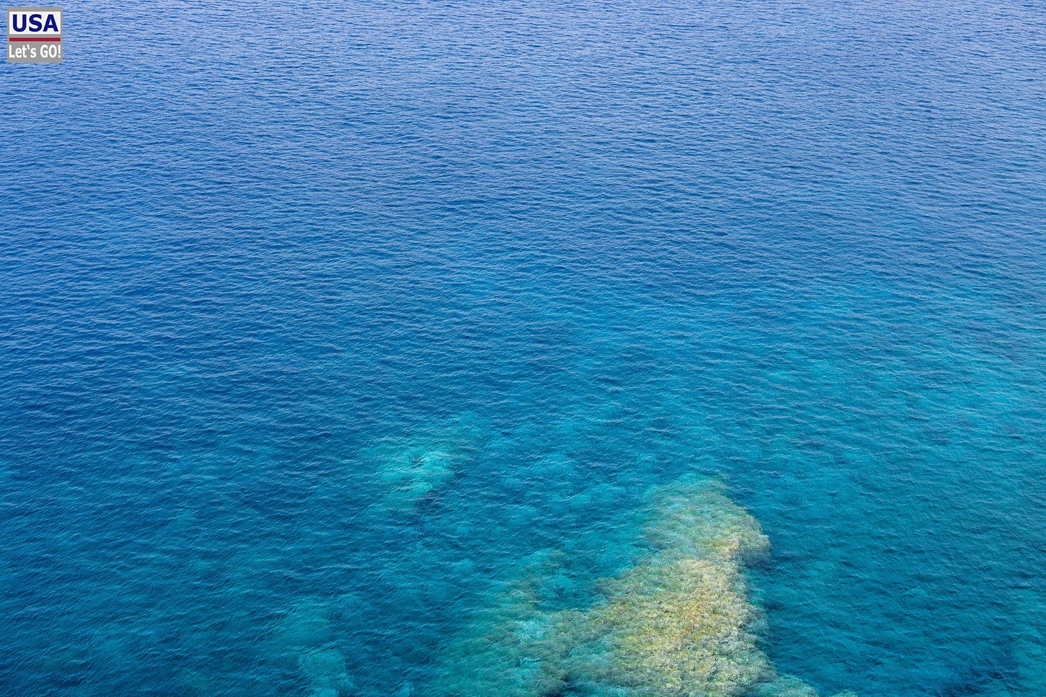 Klares, türkisfarbenes Wasser über Felsgrund