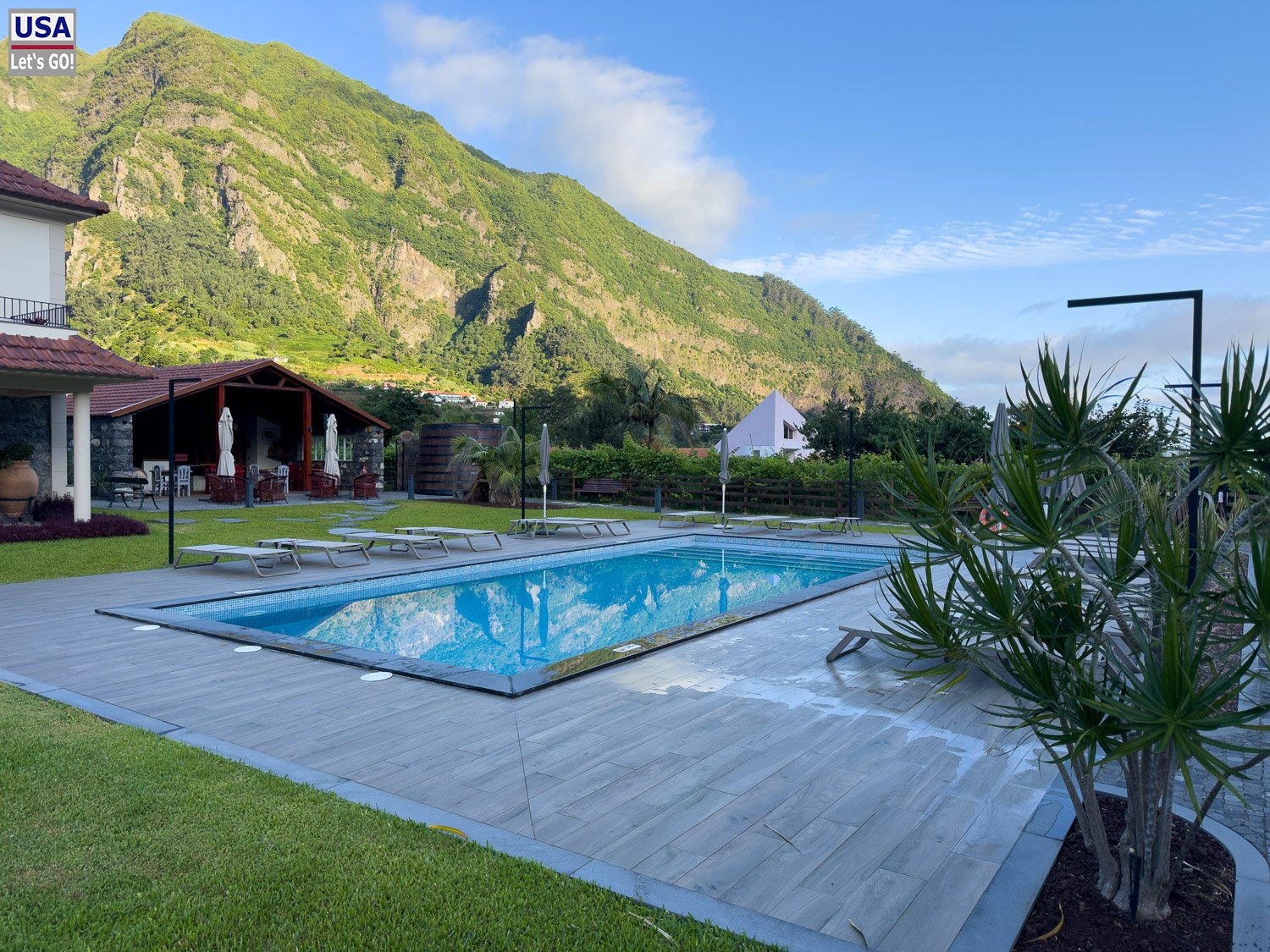 Pool der Quinta Vale Vitis vor den Bergen