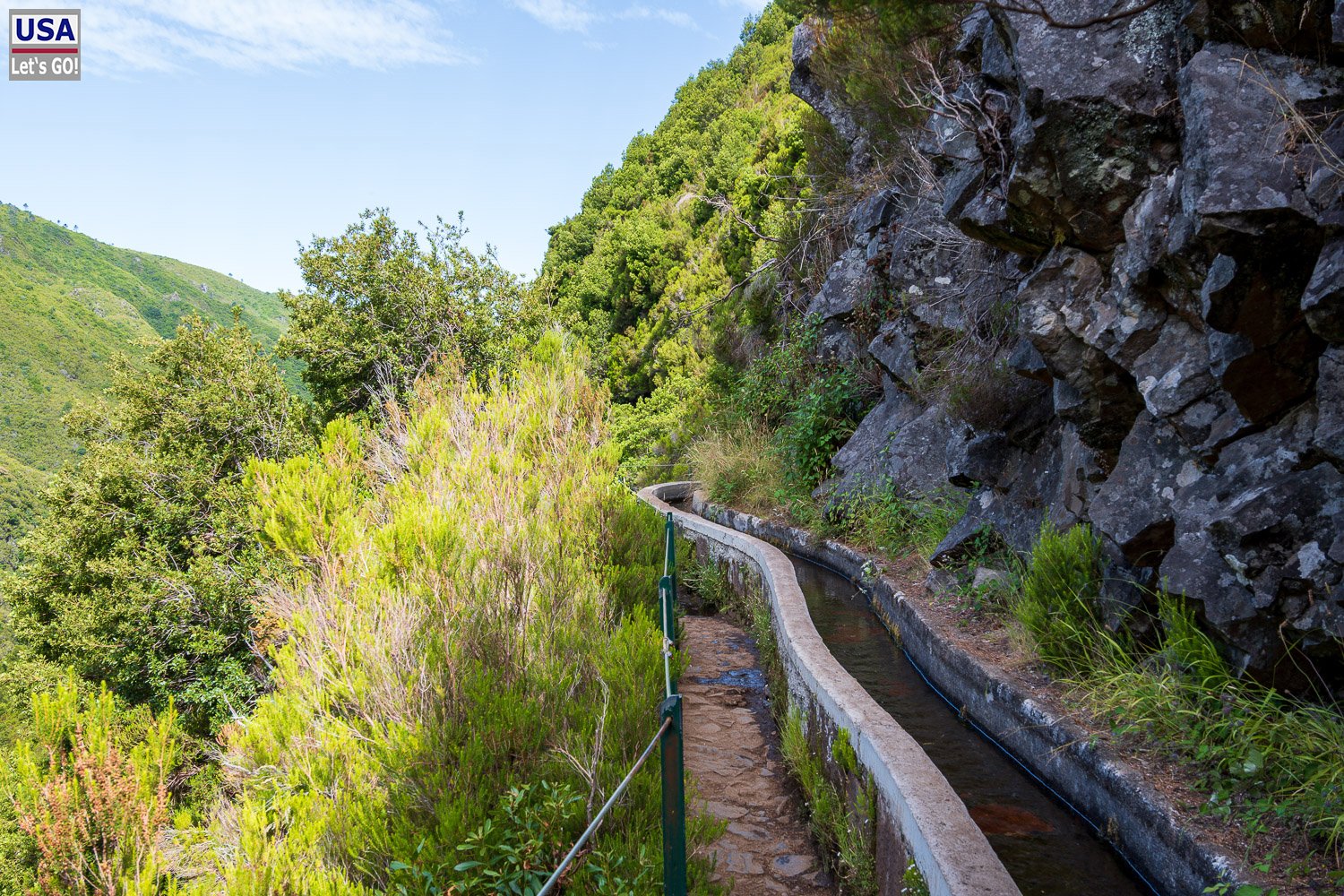 Levada an einer Felswand mit Blick ins Tal