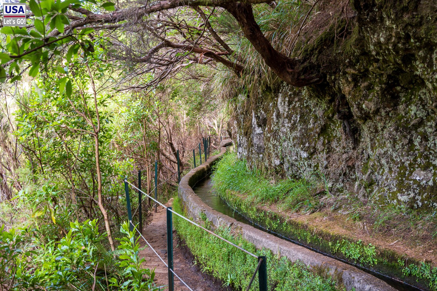 Levada-Weg mit Geländer am Hang