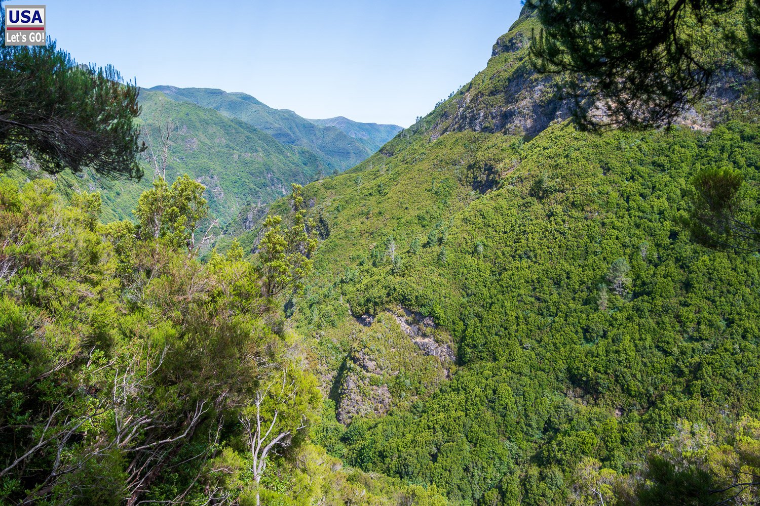 Grüne Berghänge vom Levada-Weg aus
