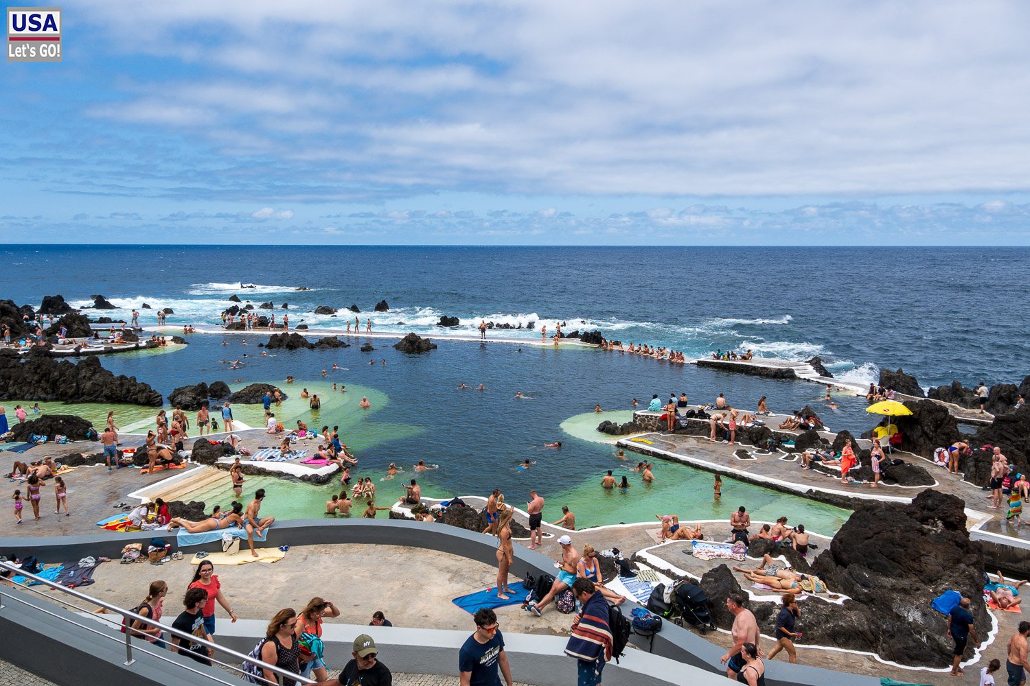 Lavapools von Porto Moniz mit Badegästen