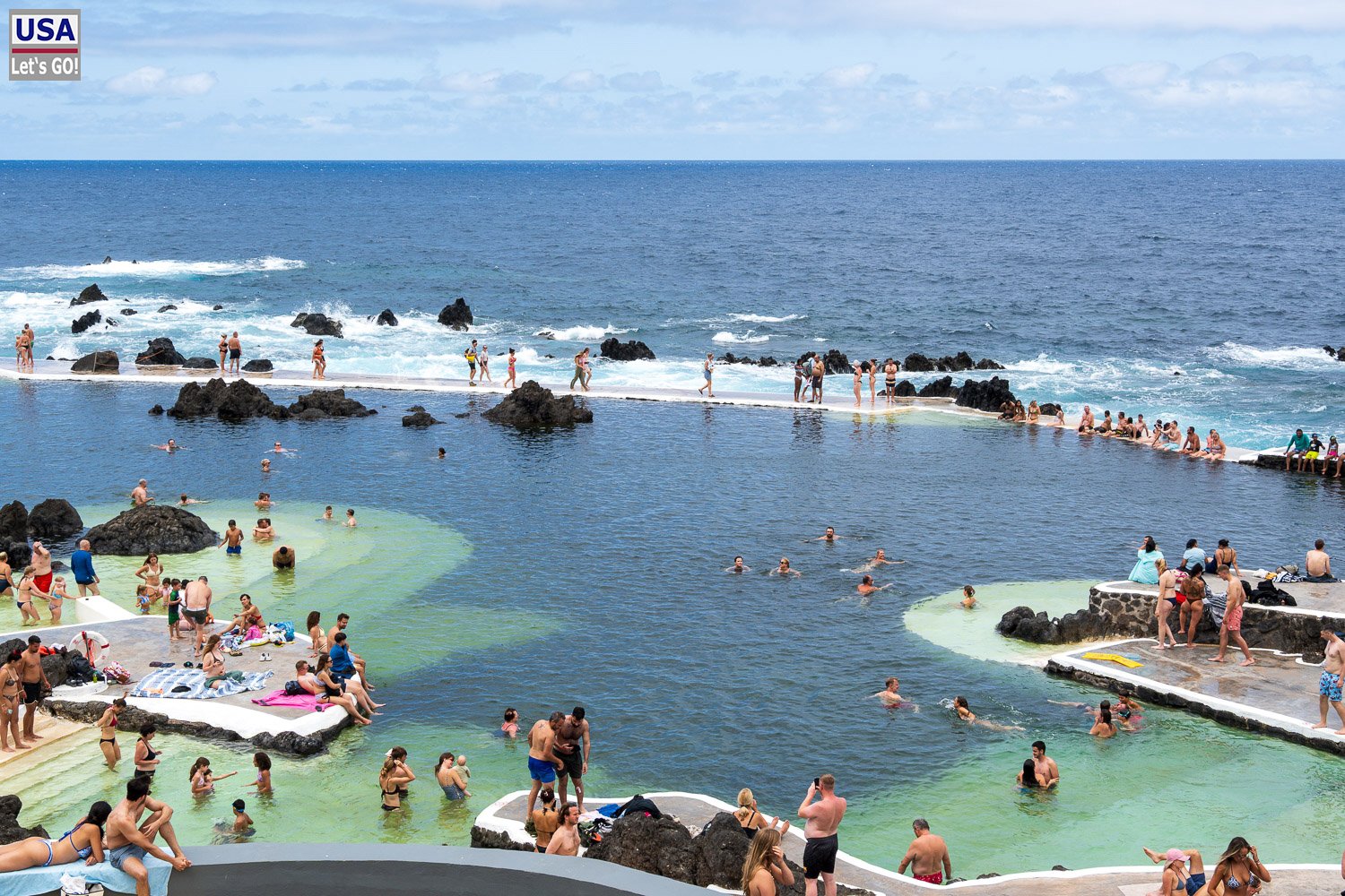 Badegäste in den Naturpools von Porto Moniz