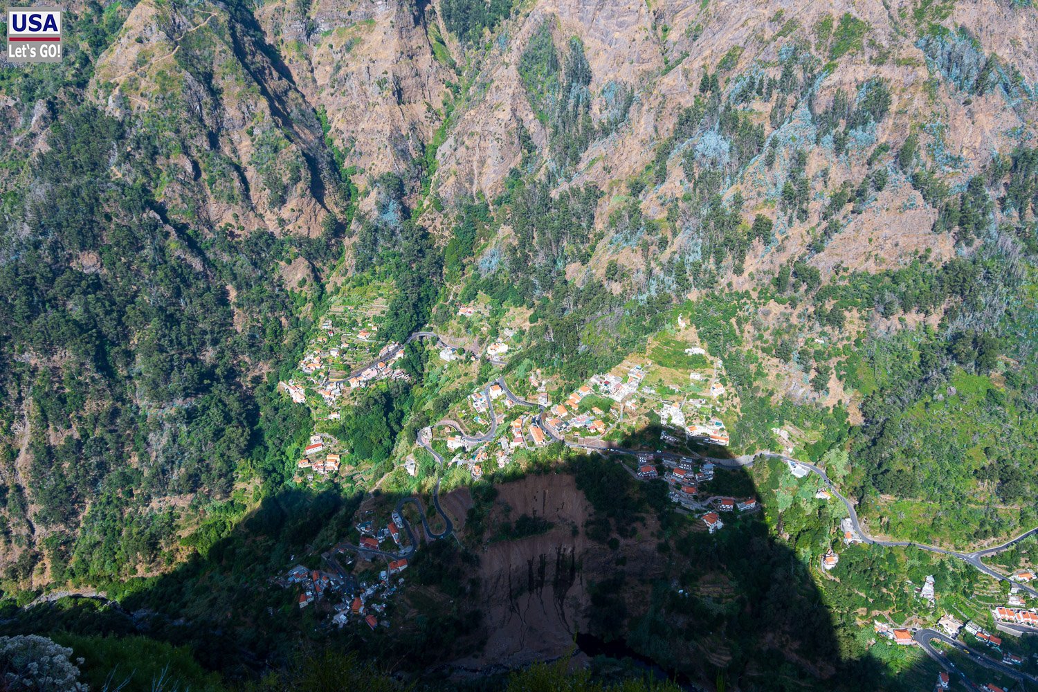 Häuser von Curral das Freiras tief im Tal