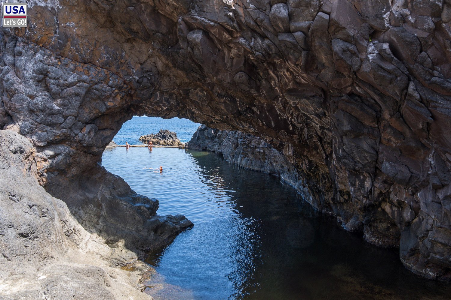 Felsbogen über einem Naturpool in Seixal
