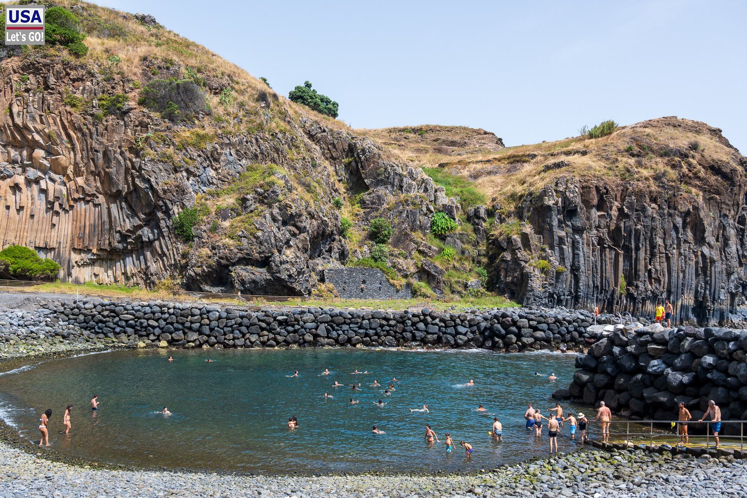 Naturpool von Faial mit Basaltsäulen