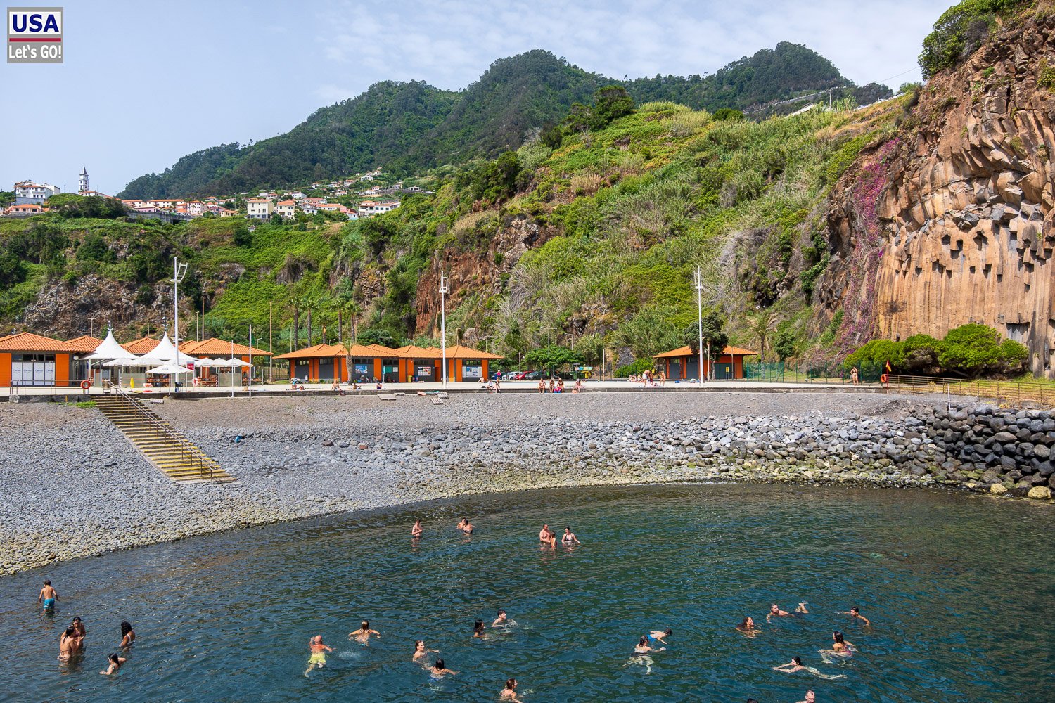 Badegäste im Naturpool von Faial