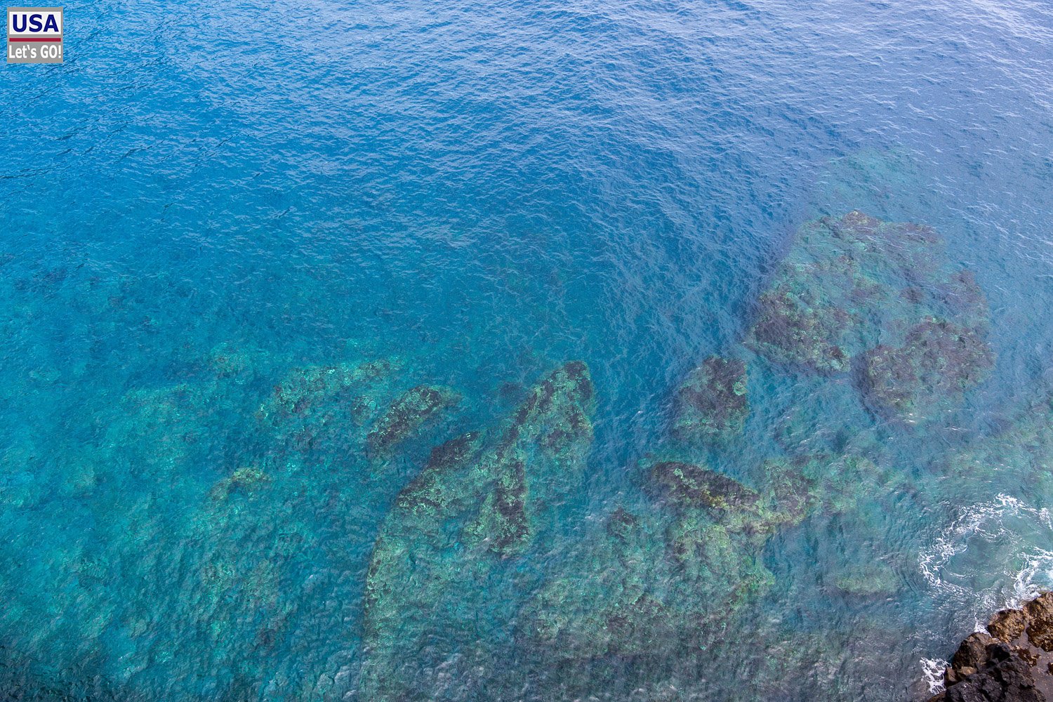 Glasklares, tiefblaues Wasser vor der Küste