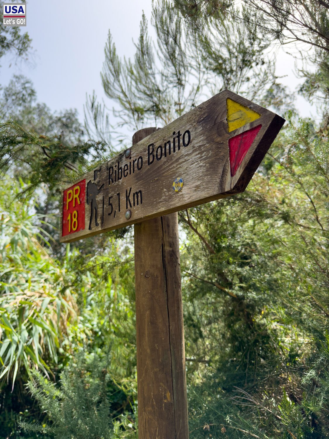 Wegweiser am Wanderweg PR18