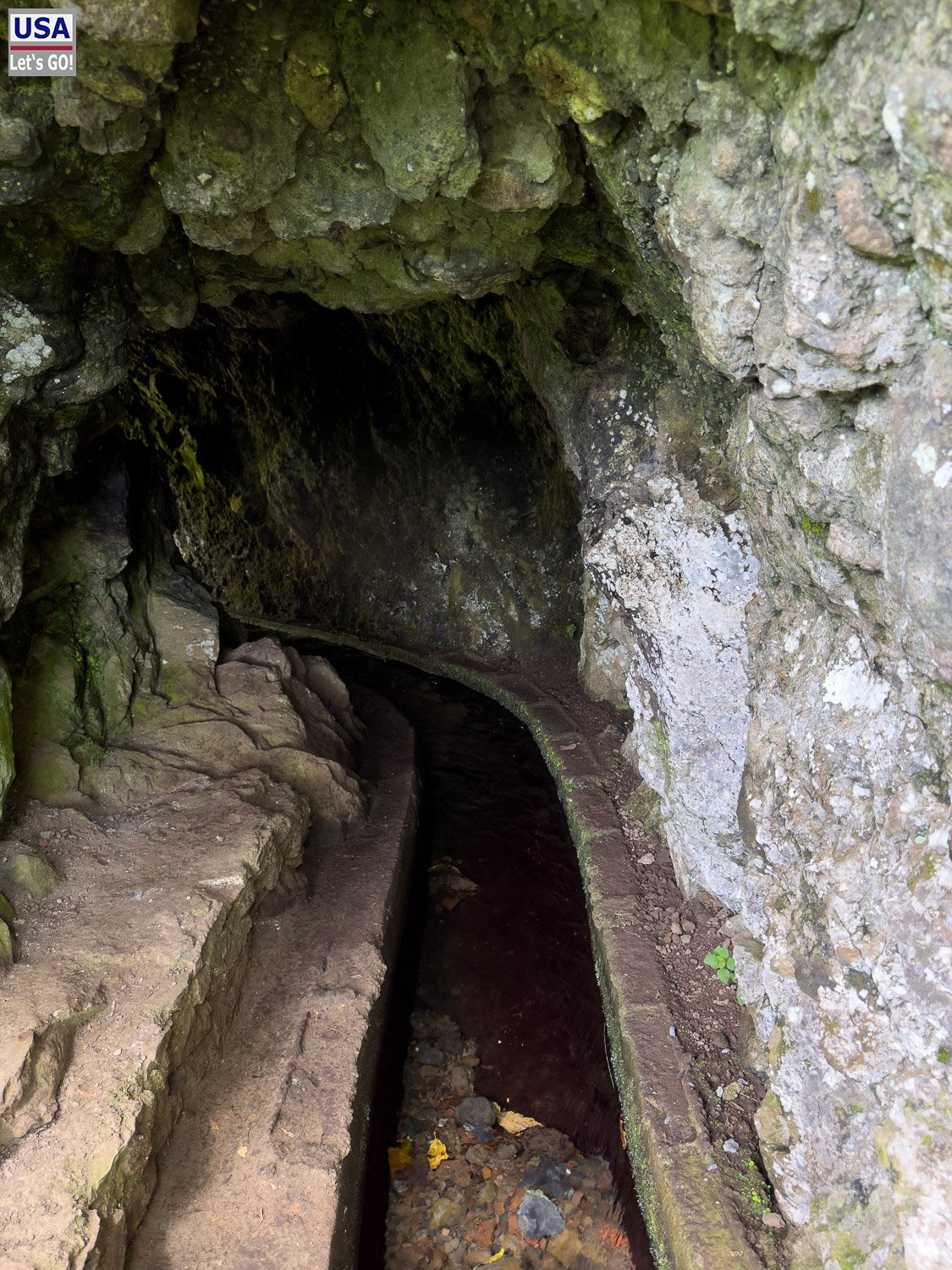Levada unter einem Felsüberhang