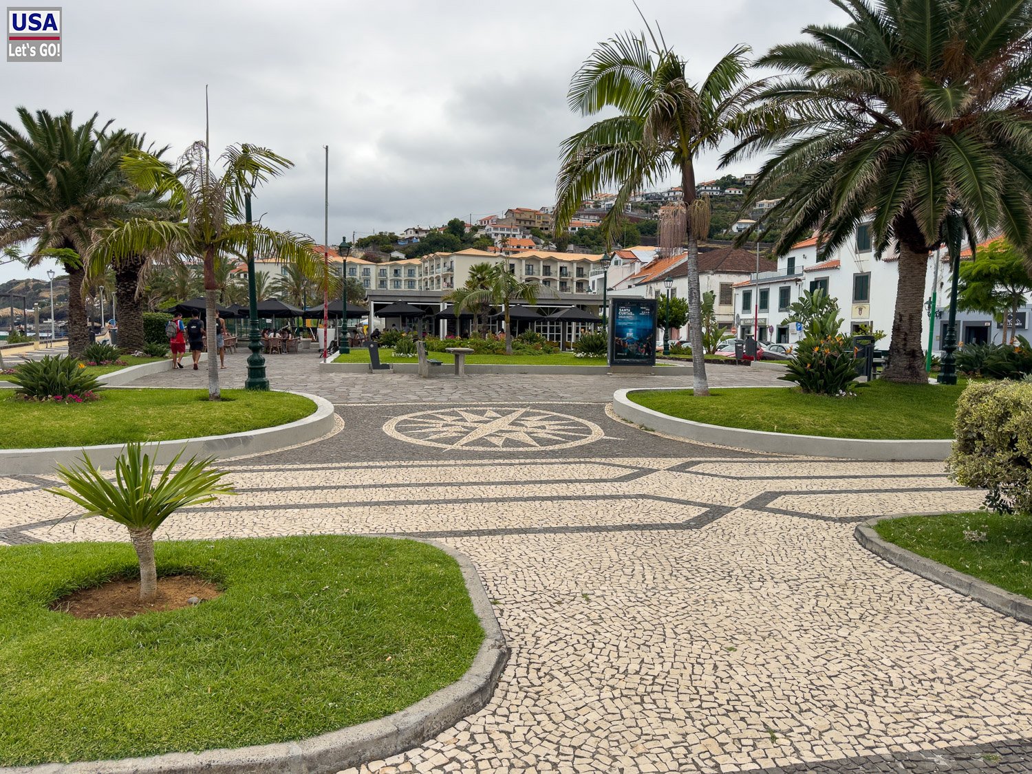 Zentraler Platz von Santa Cruz mit Mosaikpflaster