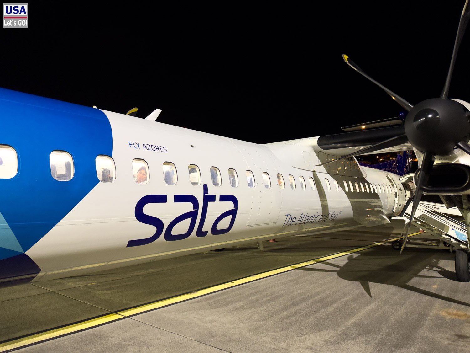 Turboprop-Maschine der SATA nachts in Funchal