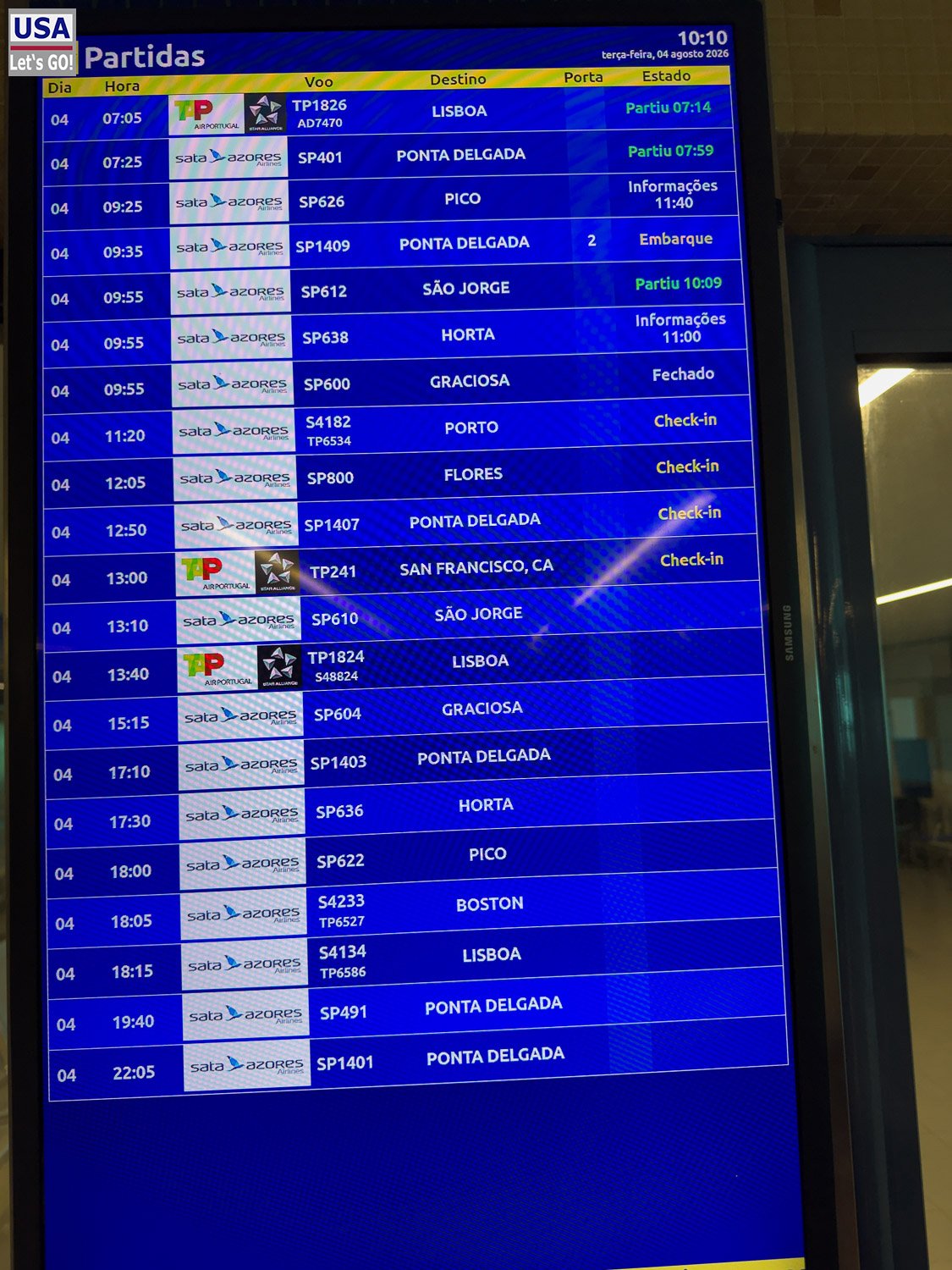 Abflugtafel am Flughafen Lajes auf Terceira