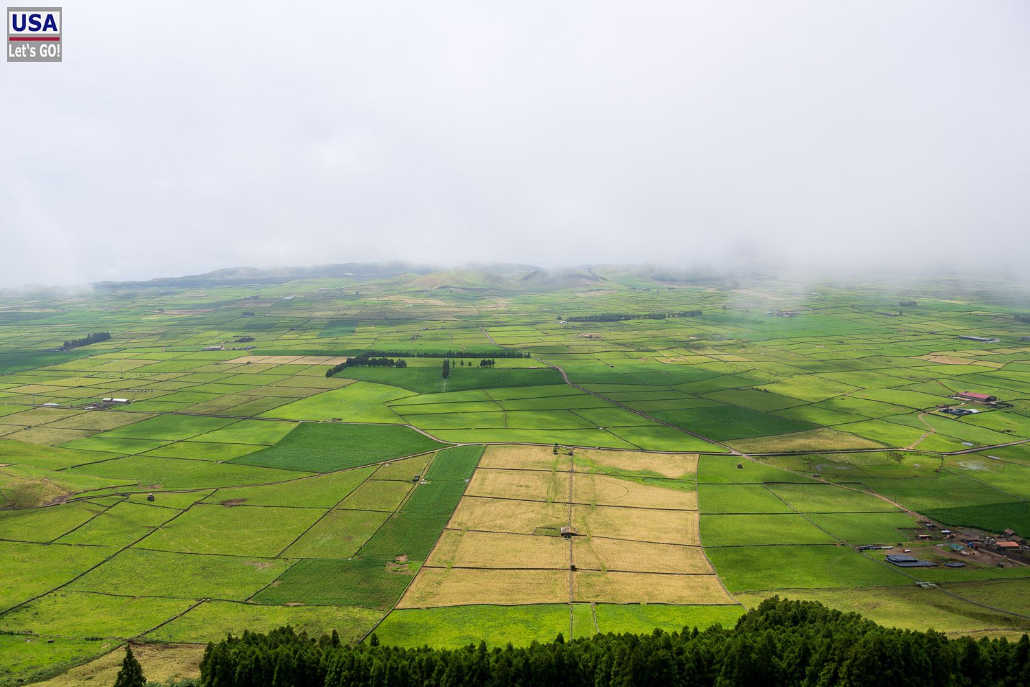 Felder mit Steinmauern vom Miradouro da Serra do Cume, noch mit Nebel