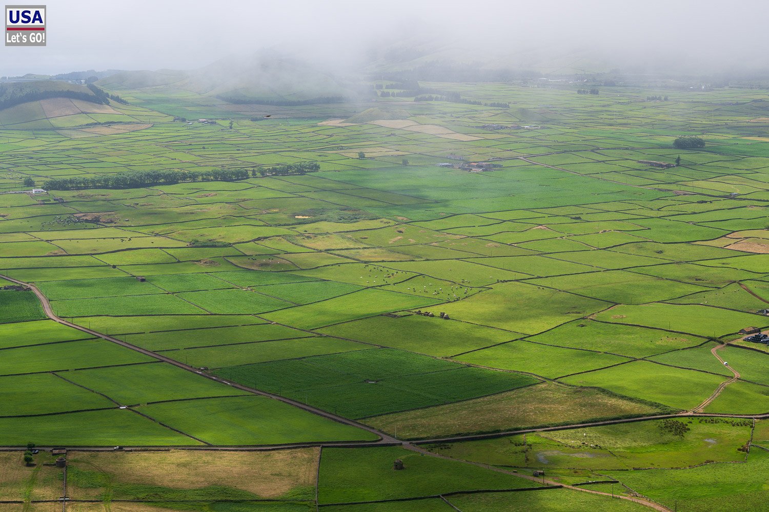 Patchwork aus grünen Weiden vom Miradouro da Serra do Cume