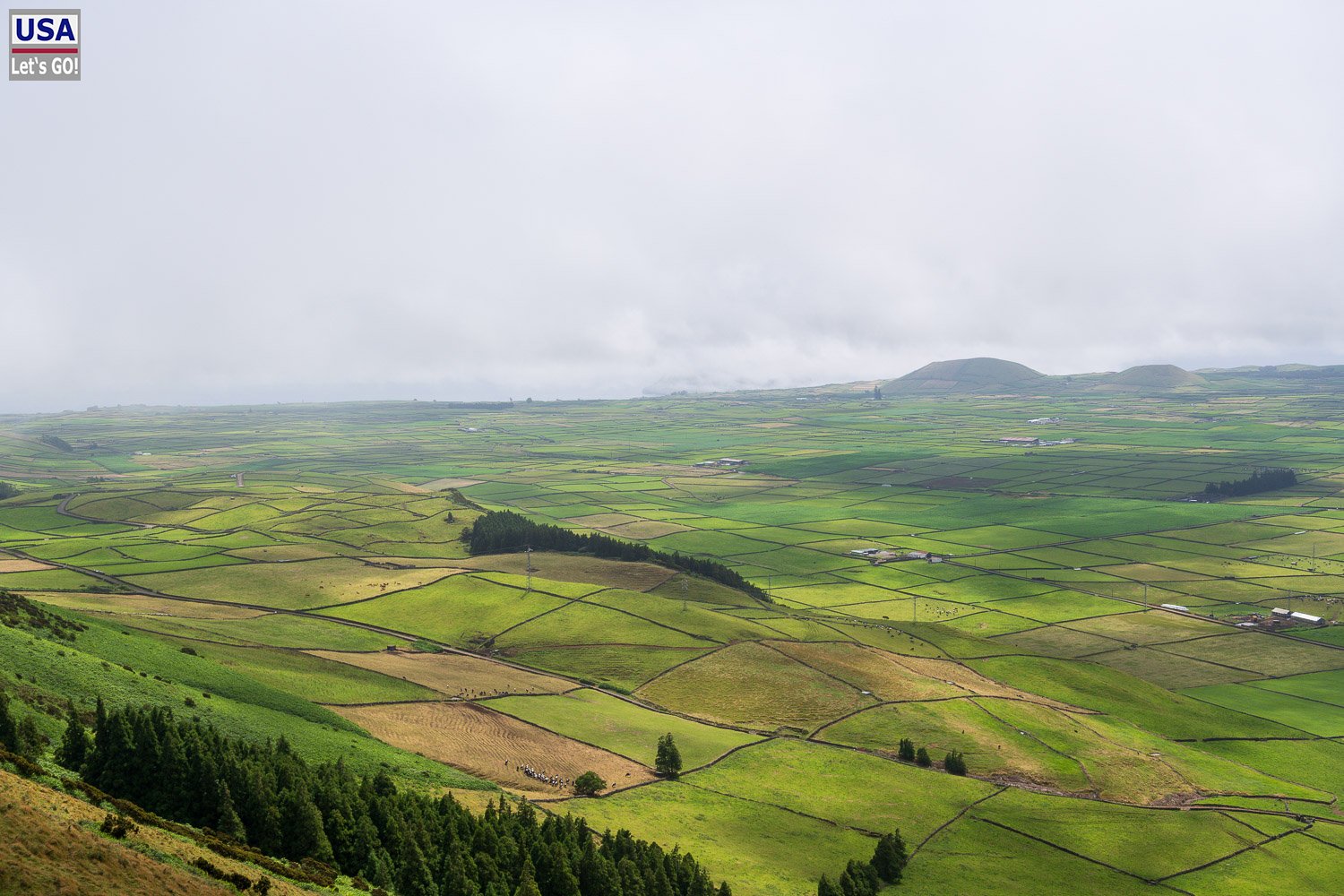 Weite Weidelandschaft im Inneren von Terceira