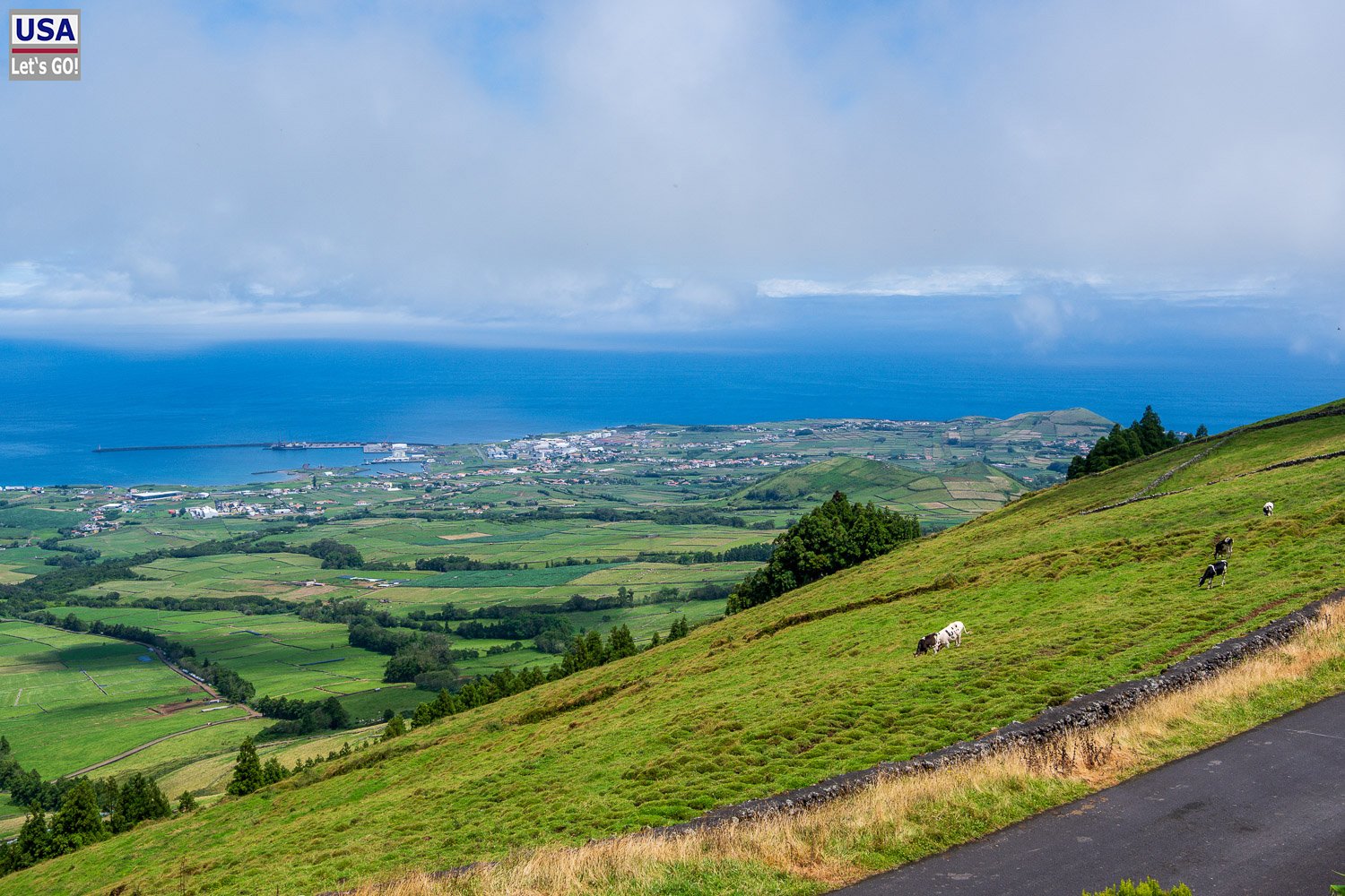 Blick über Praia da Vitória und die Küste