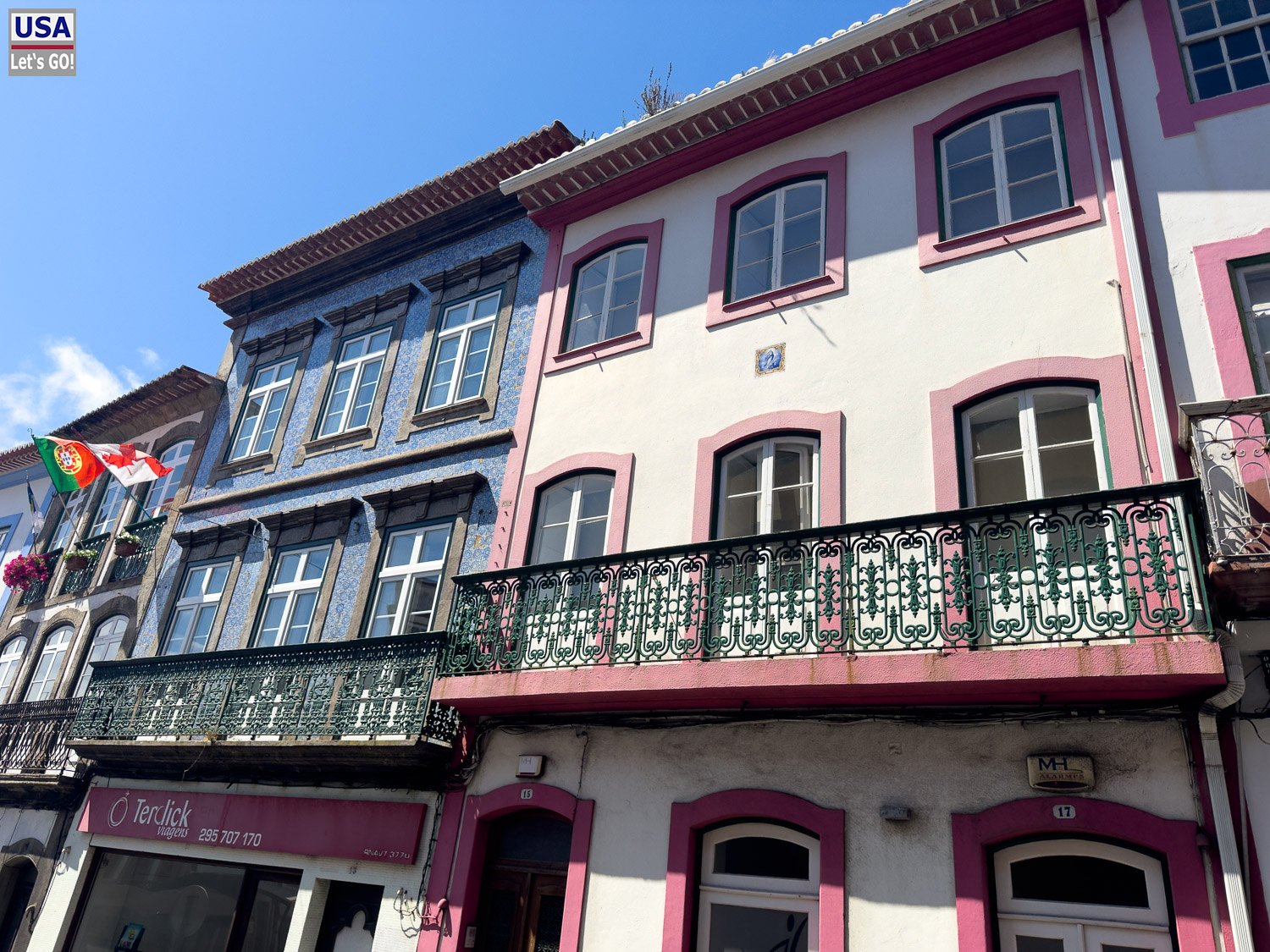 Bunte Hausfassaden in der Altstadt von Angra do Heroísmo