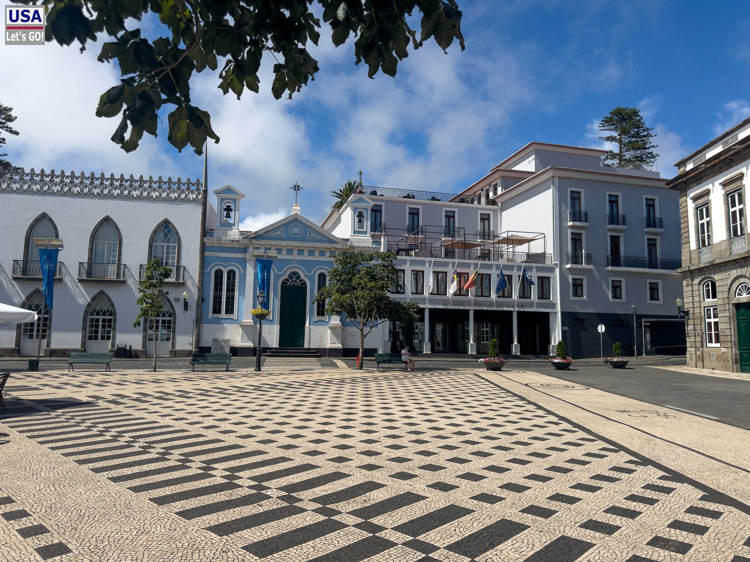 Platz mit Mosaikpflaster und Rathaus in Angra do Heroísmo