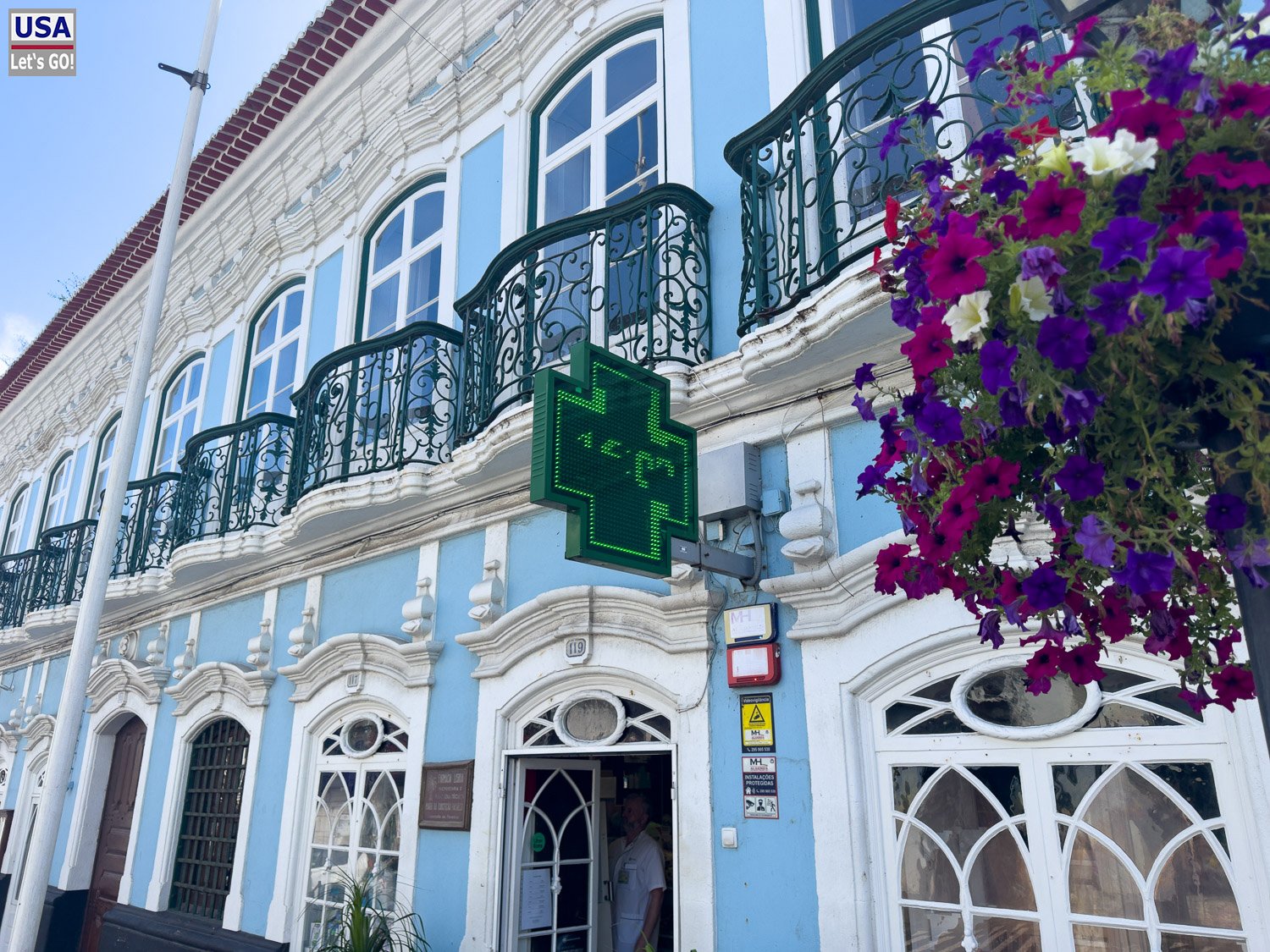 Hellblaue Fassade mit schmiedeeisernen Balkonen in Angra