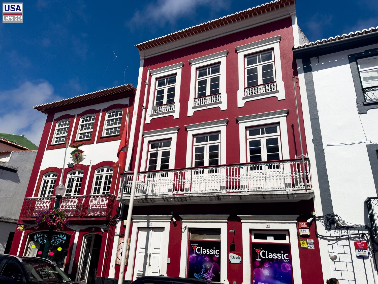 Rot-weißes Haus mit Balkonen in Angra do Heroísmo