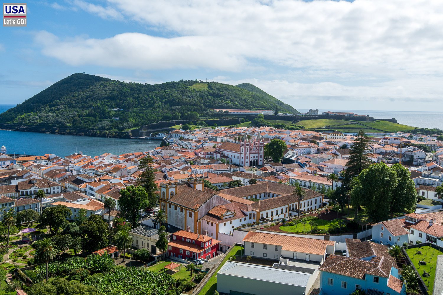 Angra do Heroísmo mit dem Monte Brasil