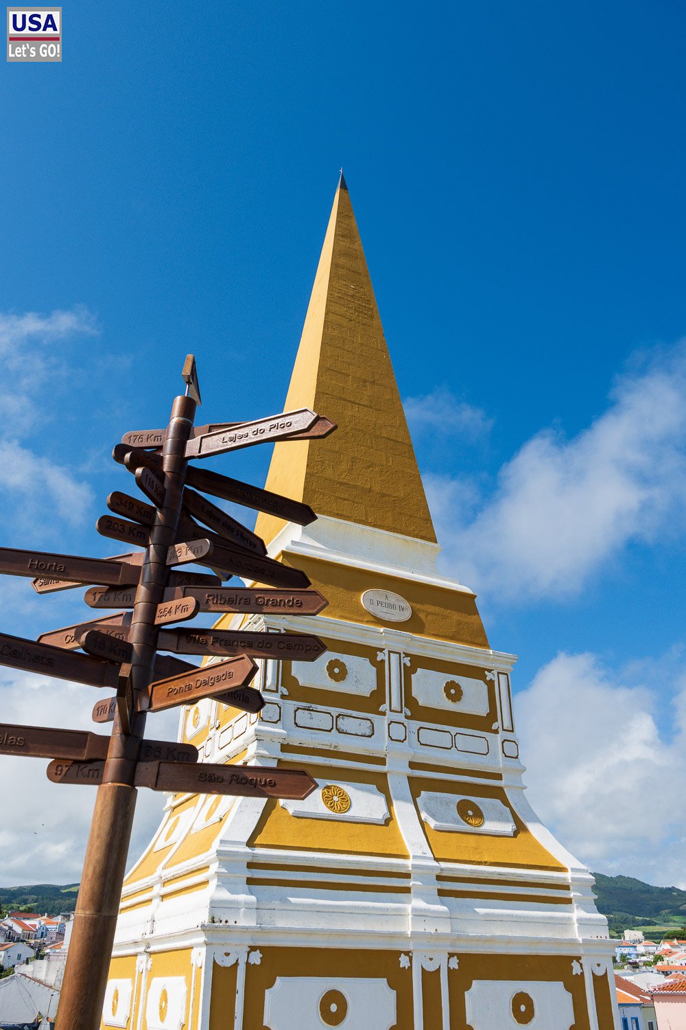 Gelb-weißer Obelisco do Alto da Memória mit Wegweiser