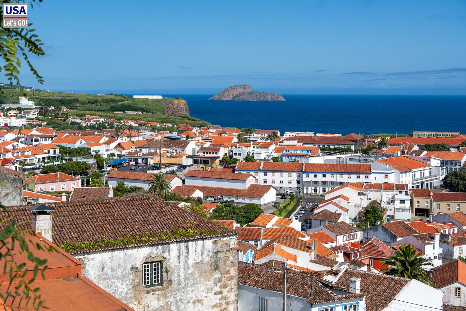 Rote Dächer von Angra mit Blick aufs Meer