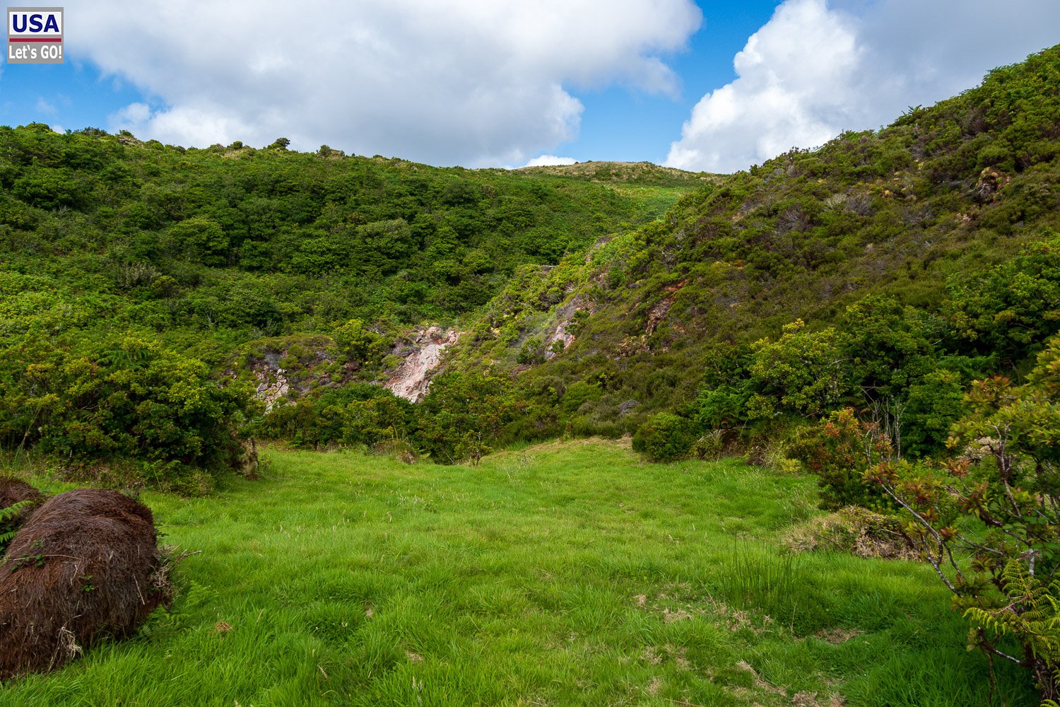 Dampfende Erde im Vulkanpark Furnas do Enxofre