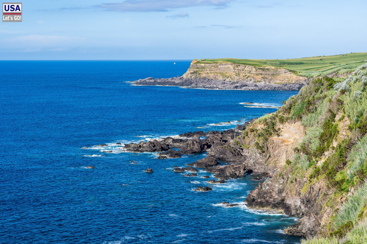 Nordküste von Terceira mit tiefblauem Meer