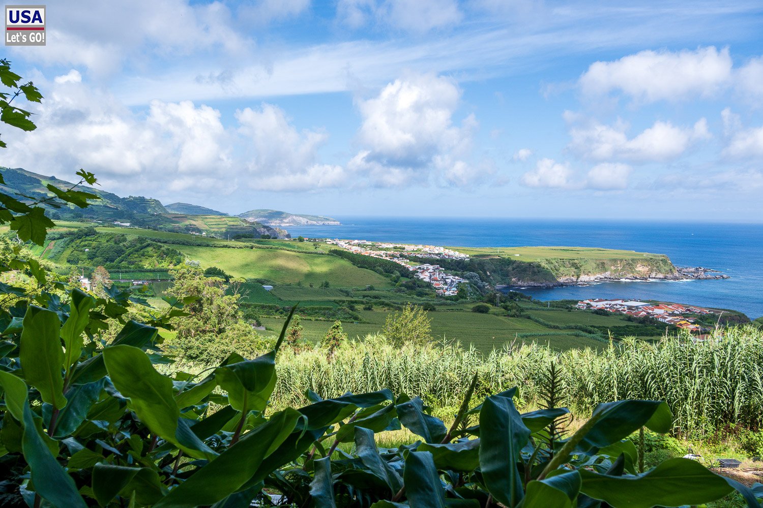 Grüne Küstenlandschaft im Nordosten von São Miguel