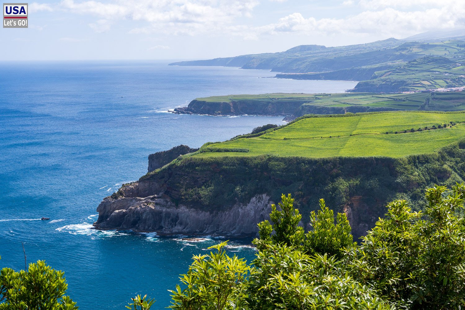 Grüne Klippen an der Nordküste von São Miguel