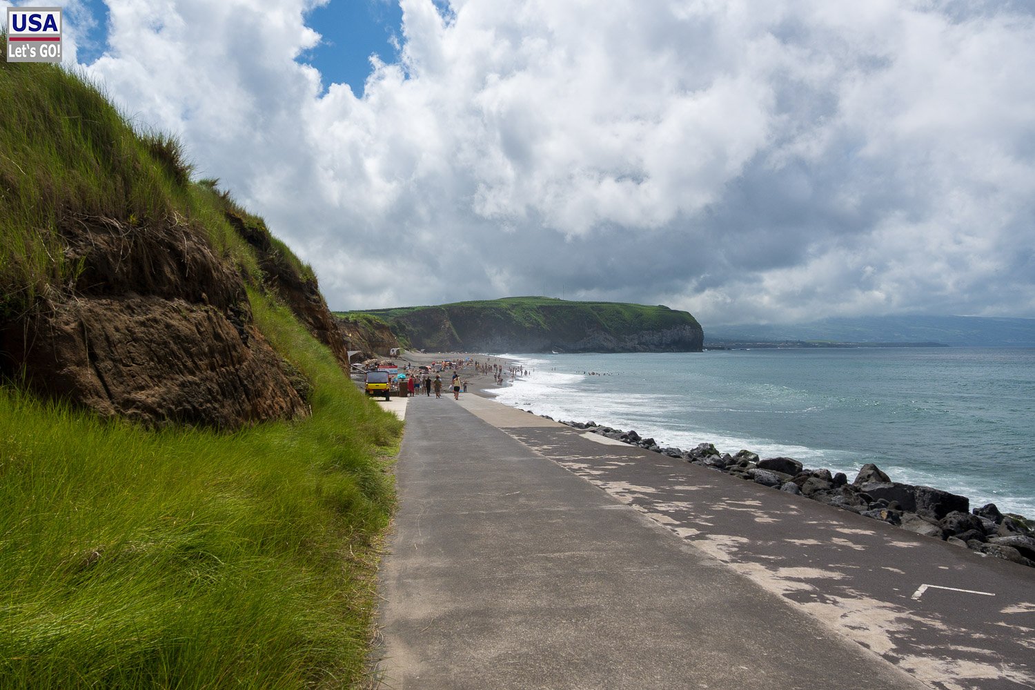 Strand von Santa Bárbara mit dunklem Sand