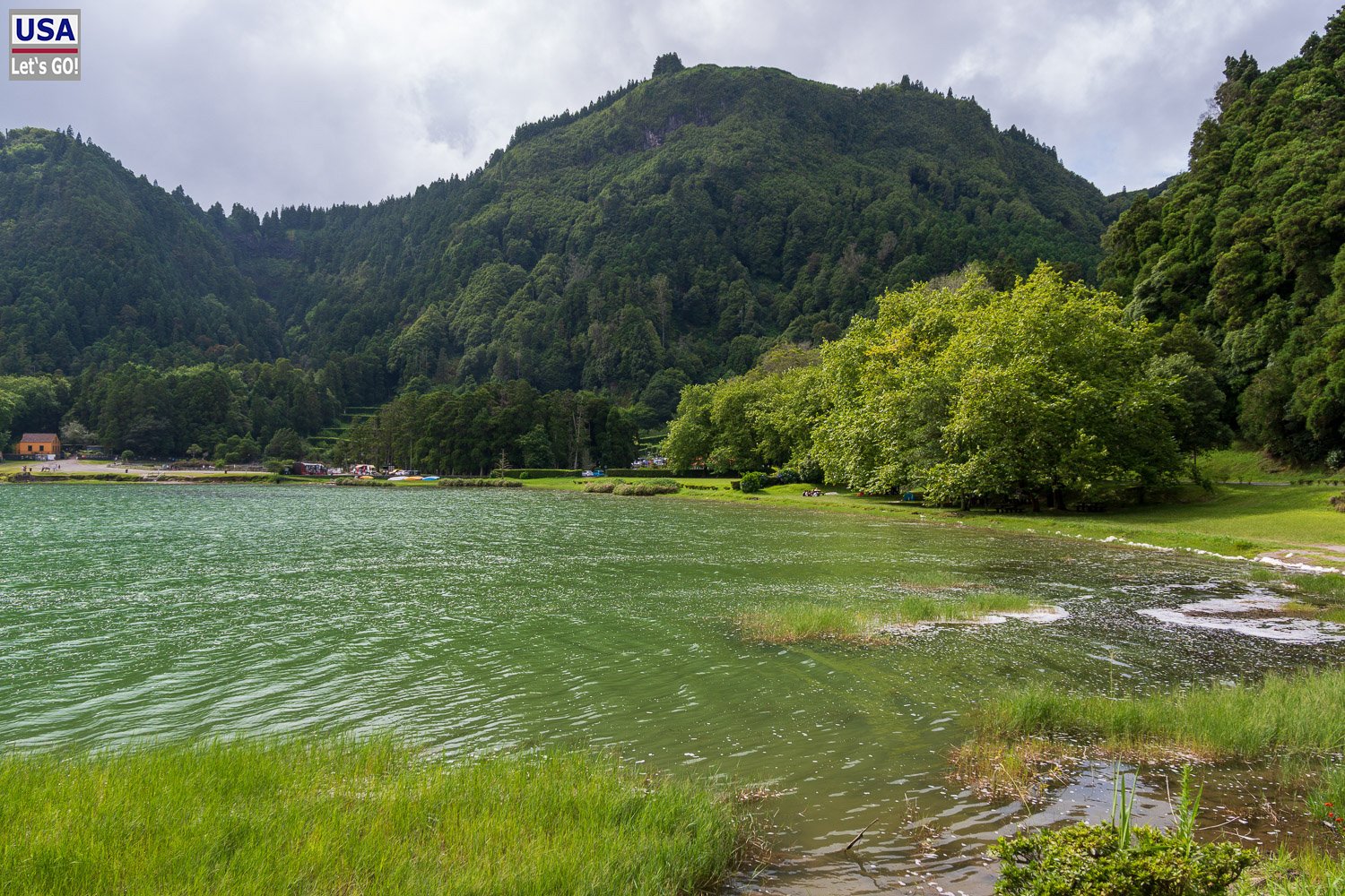 Lagoa das Furnas mit grünen Hängen