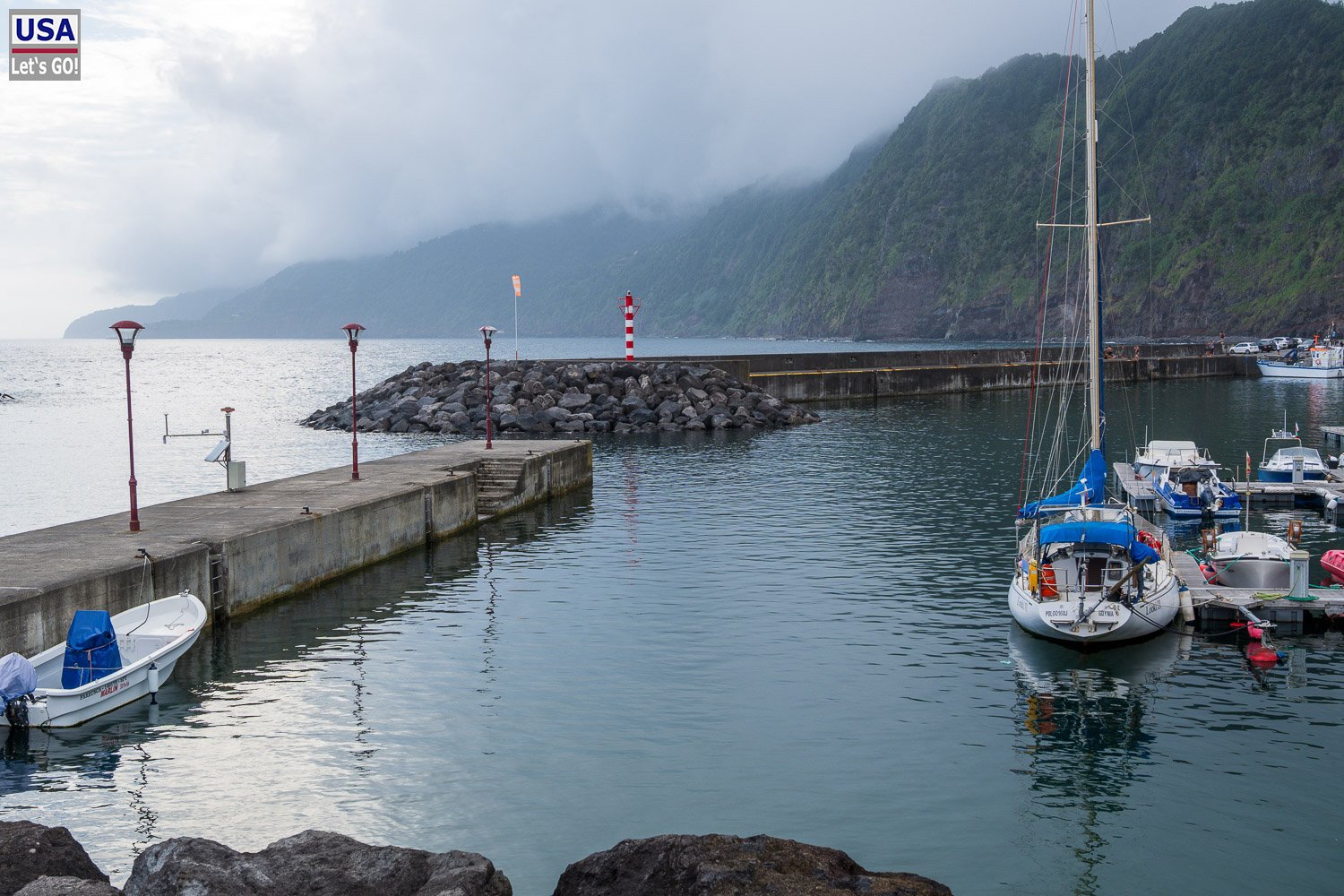Hafen von Povoação mit Segelbooten
