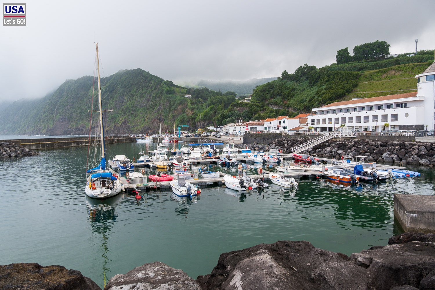 Hafen von Povoação mit dem Hotel do Mar im Hintergrund