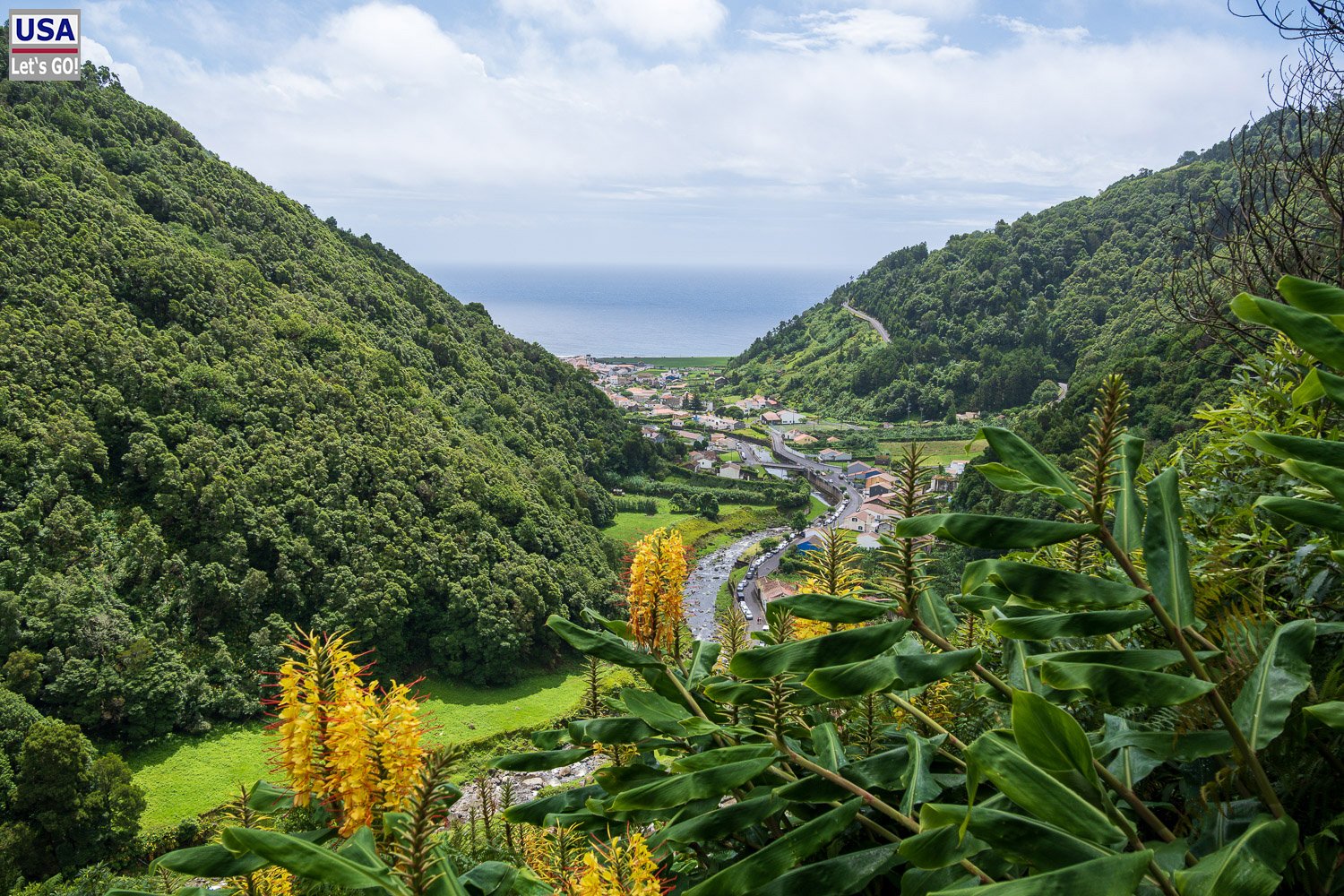 Faial da Terra im Tal mit gelben Ingwerblüten
