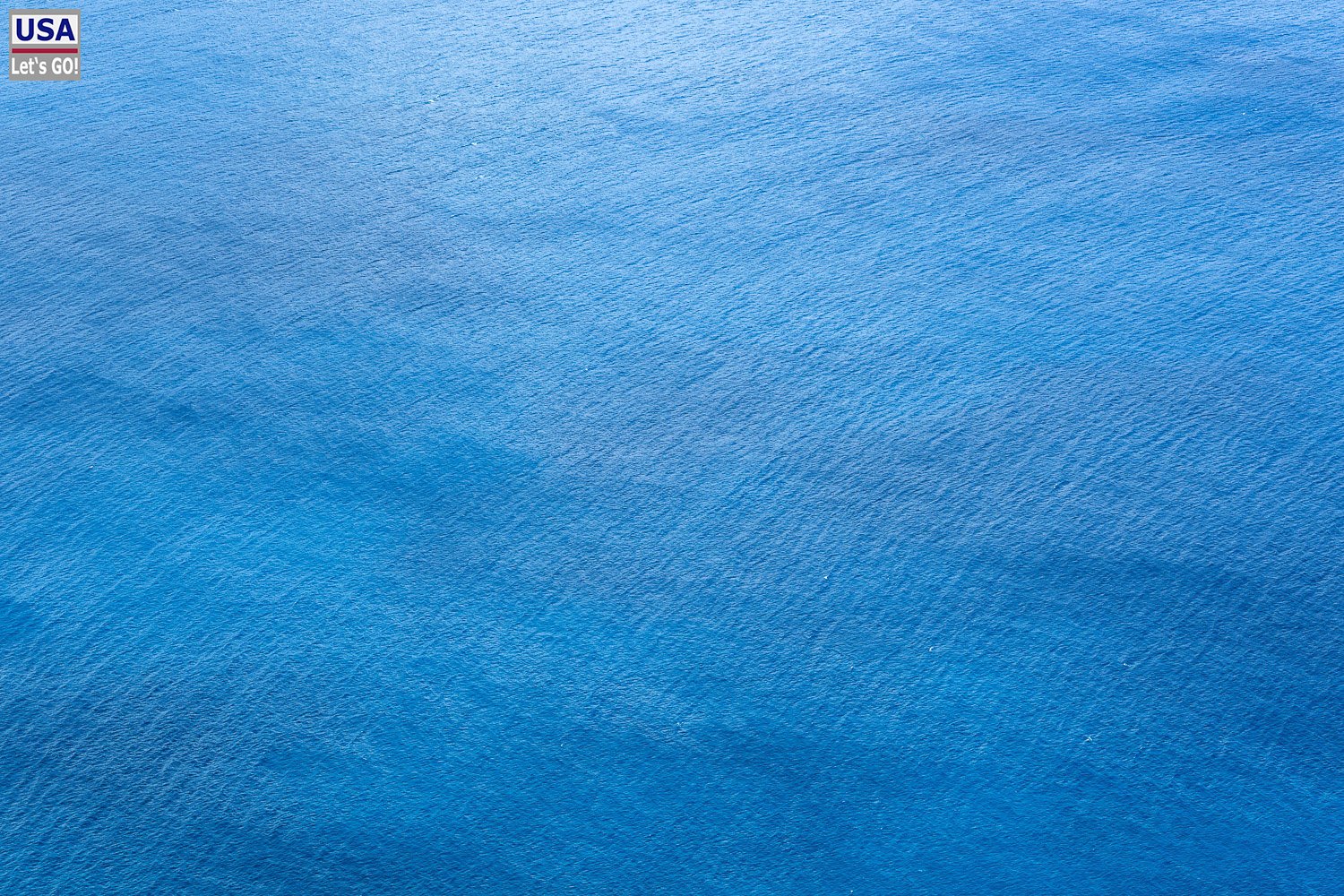 Tiefblaues Meer von oben