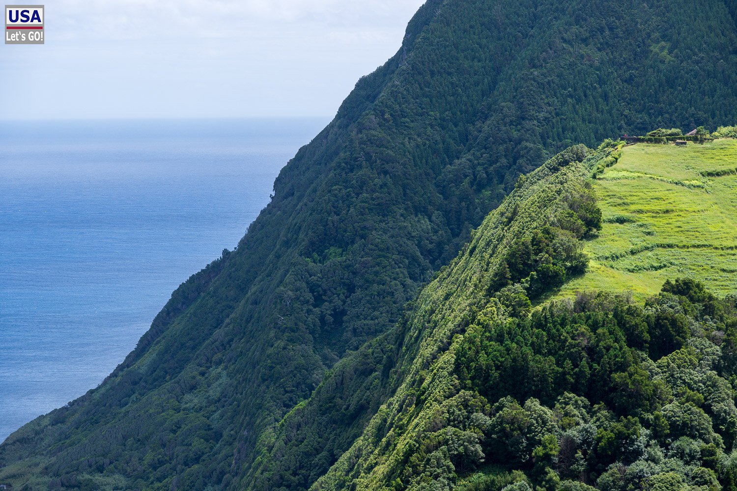 Grüne Steilküste im Nordosten von São Miguel