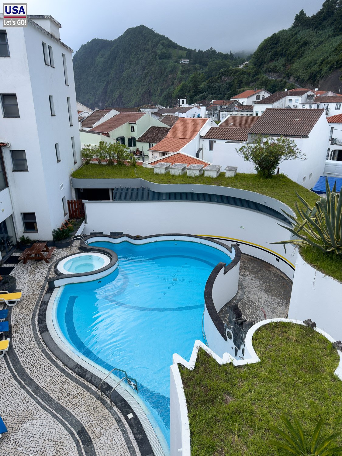 Pool des Hotel do Mar in Povoação von oben