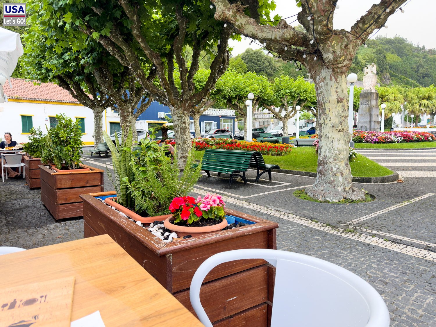 Restaurantterrasse am Platz von Povoação
