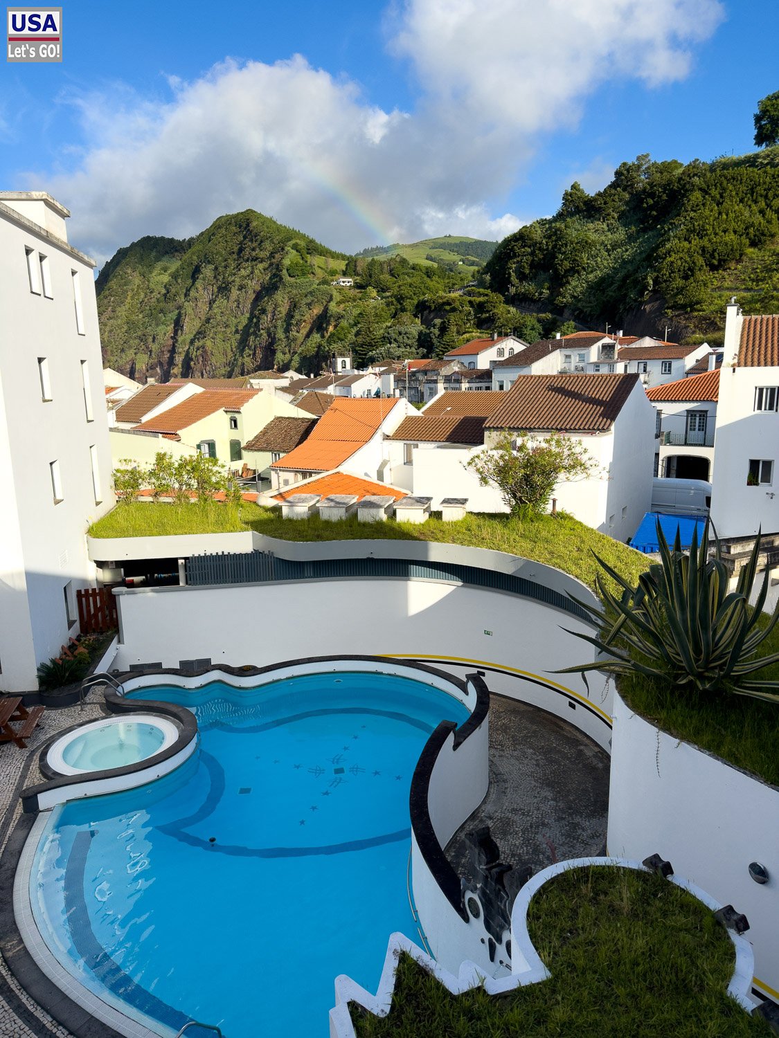 Pool des Hotel do Mar unter blauem Himmel