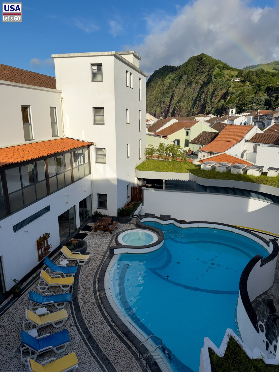 Poolanlage und Hotel do Mar in Povoação