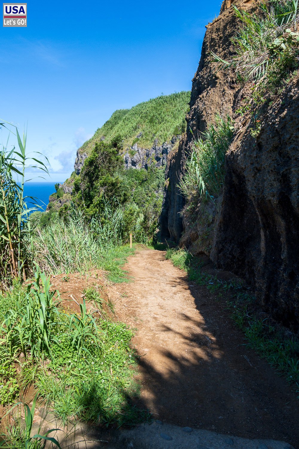 Pfad unter der Felswand nach Rocha da Relva