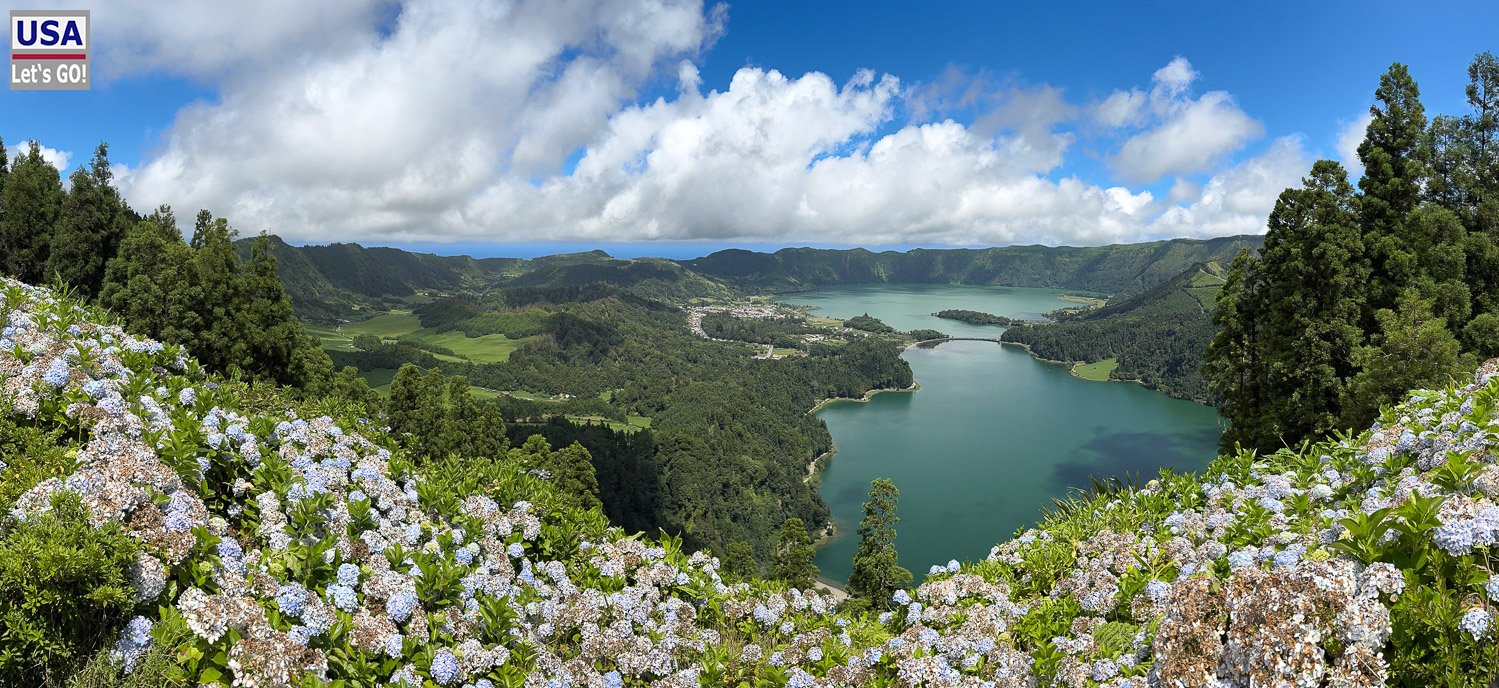 Blick hinab auf den Ort Sete Cidades und den See