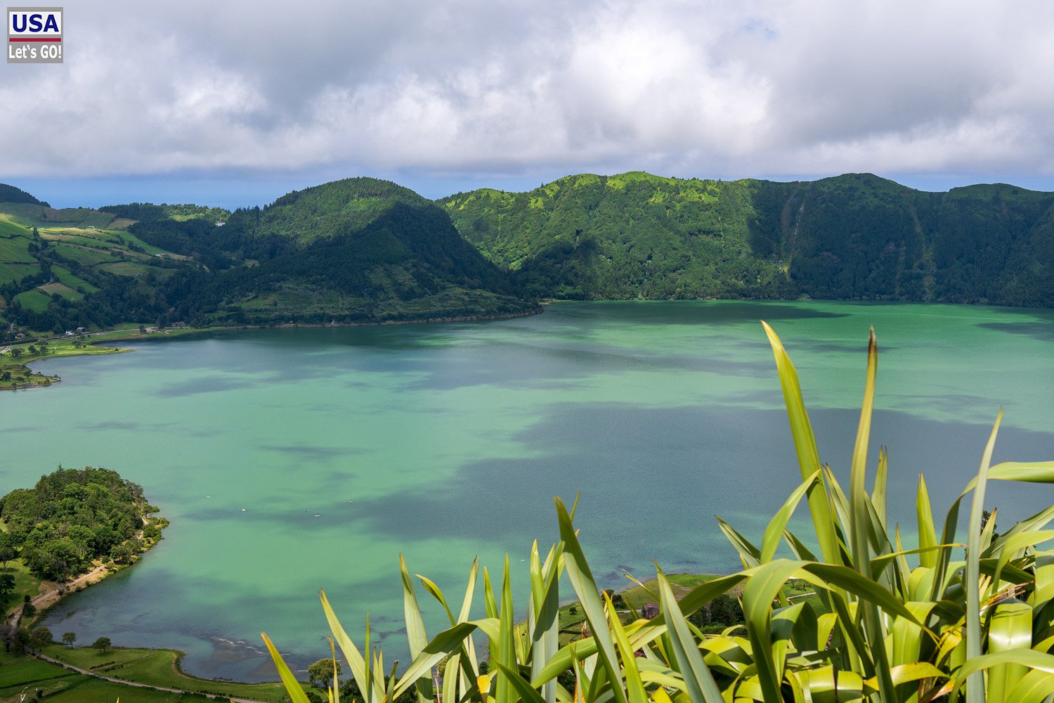Lagoa Azul mit Pflanzen im Vordergrund