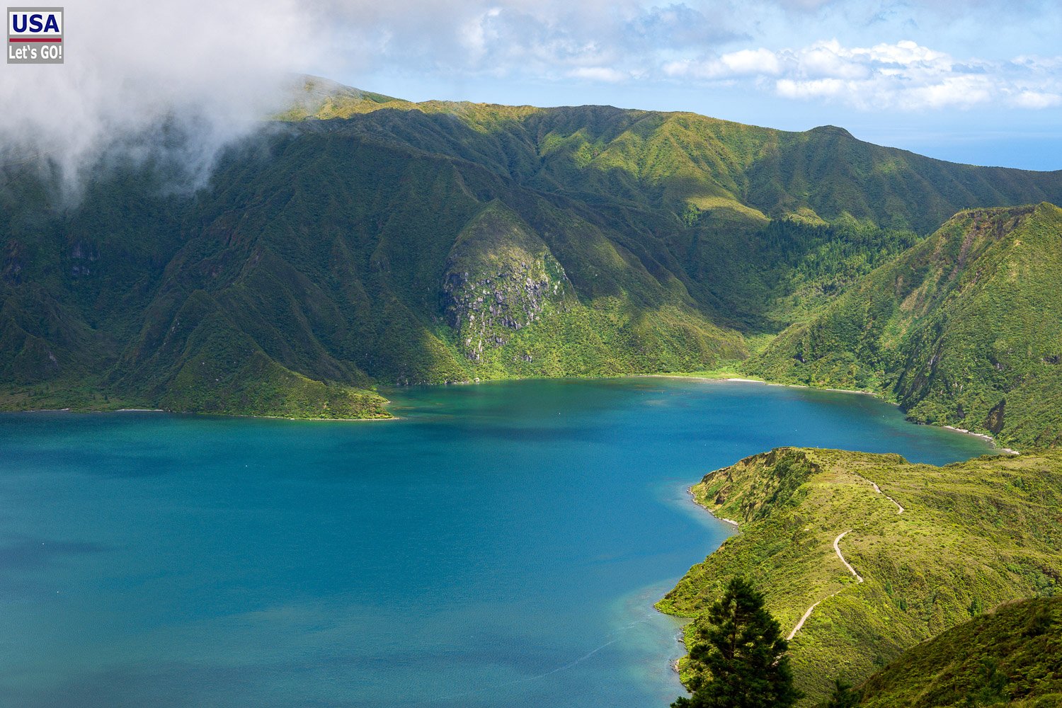 Lagoa do Fogo mit Strand und grünen Kraterwänden